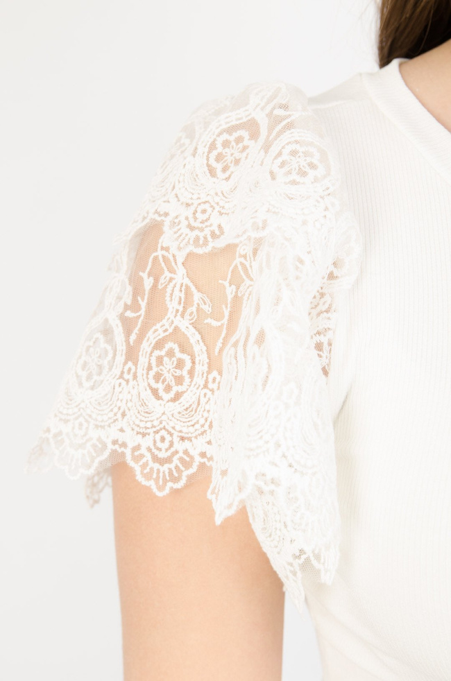 Biała prążkowana bluzka z koronkowymi rękawami