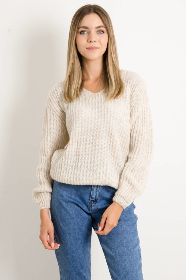 BEŻOWY SWETER Z DEKOLTEM W SZPIC