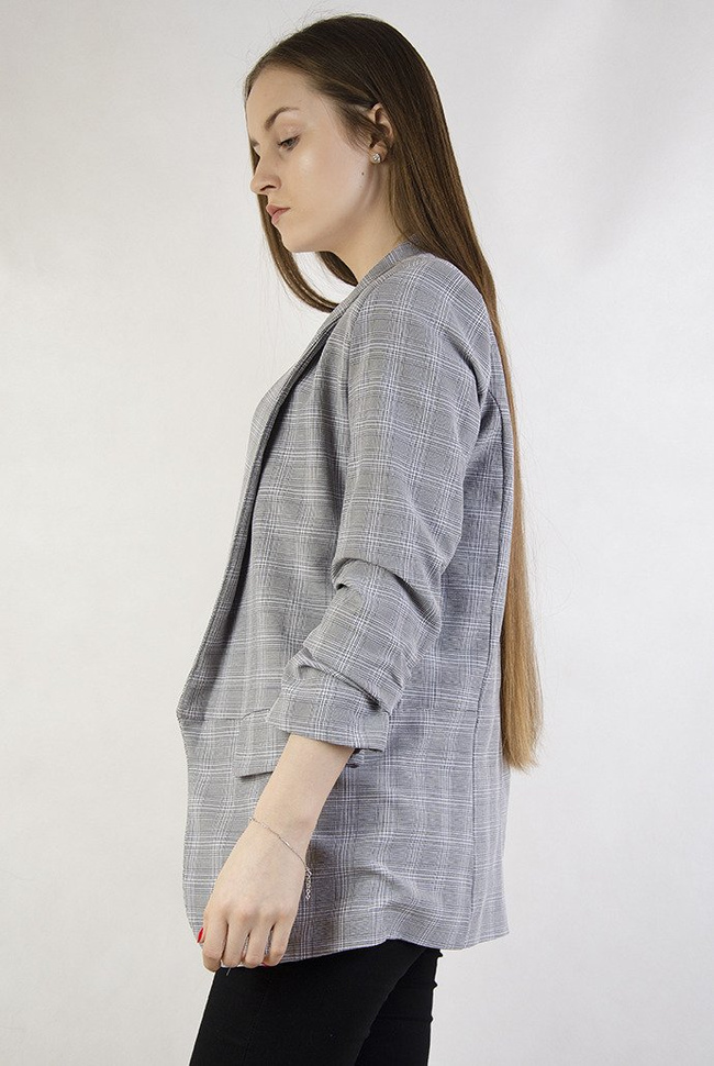Szara marynarka w kratkę z marszczeniem na rękawach