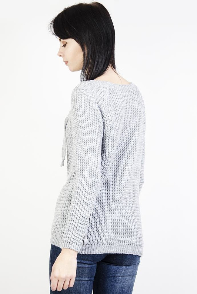 Szary sweter z wiązaniem w dekolcie