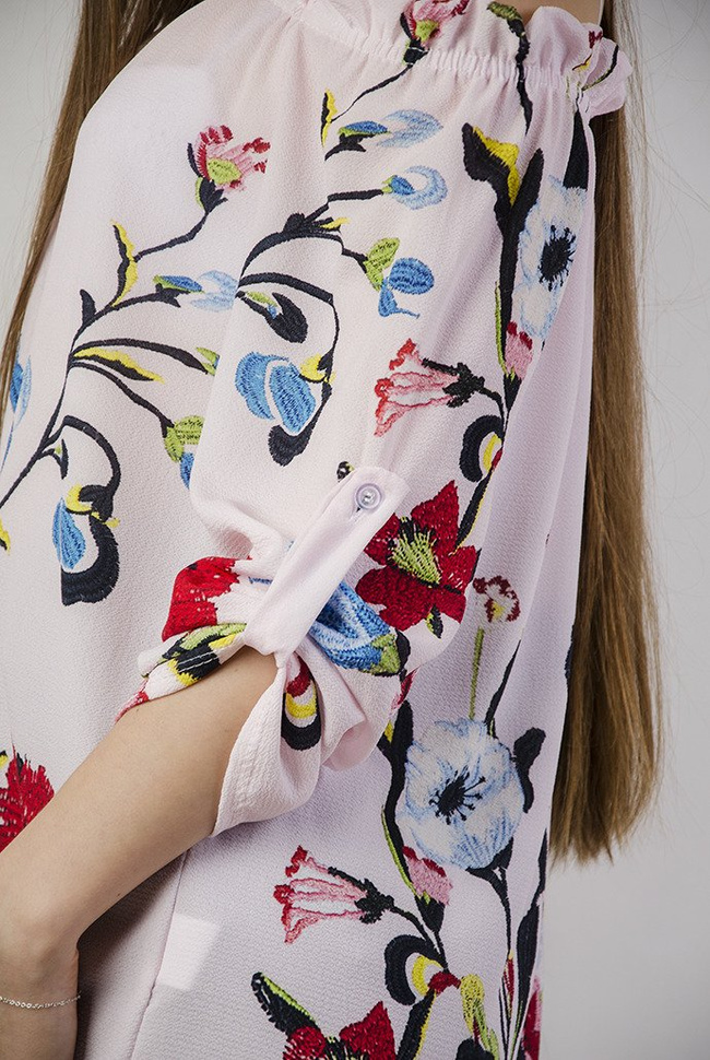 Jasnoróżowa bluzka w motyw kwiatowy, z hiszpańskim dekoltem