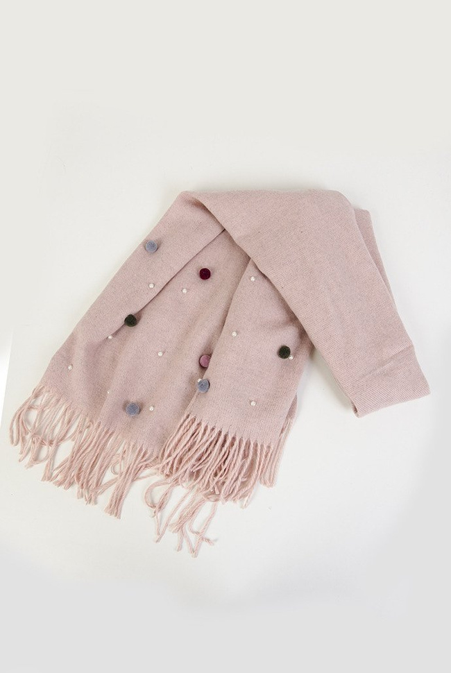 Różowy szal z pomponikami oraz perełkami