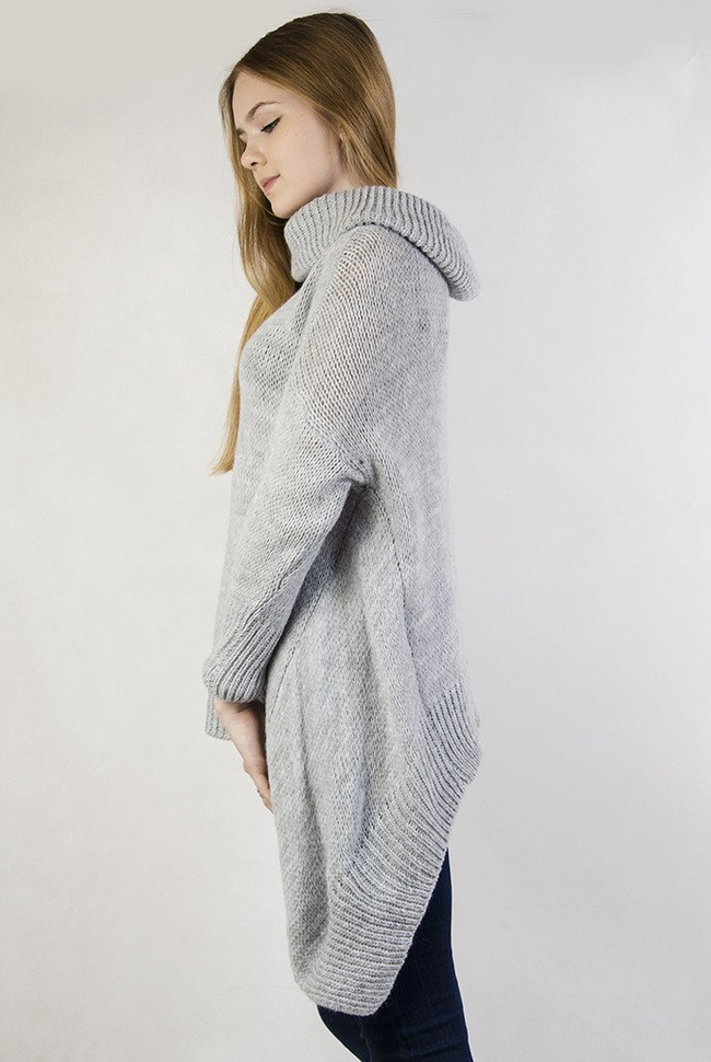 Szary sweter z luźnym golfem oraz przedłużanymi bokami