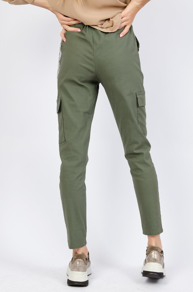 Zielone bojówki z łańcuszkiem