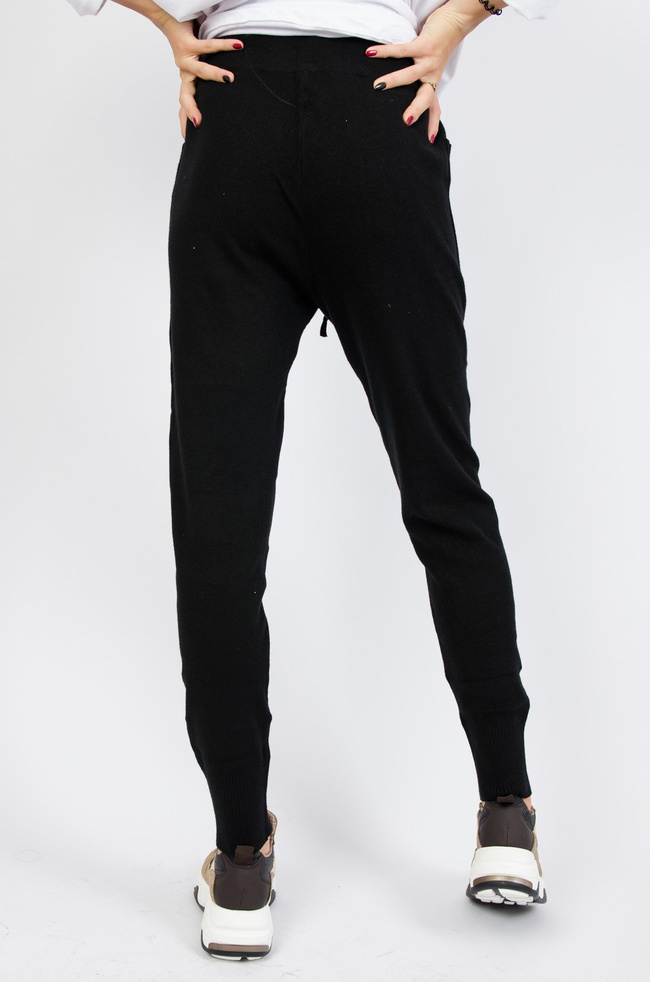 Czarne spodnie z prążkowanej dzianiny