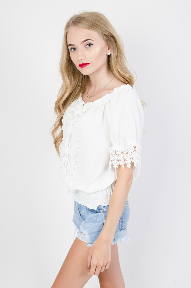 Biała bluzka z wiązaniem i ażurowymi wstawkami