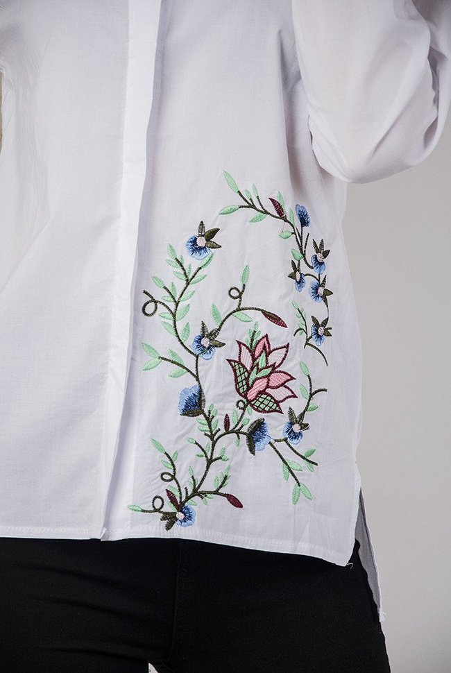 Biała koszula z haftami
