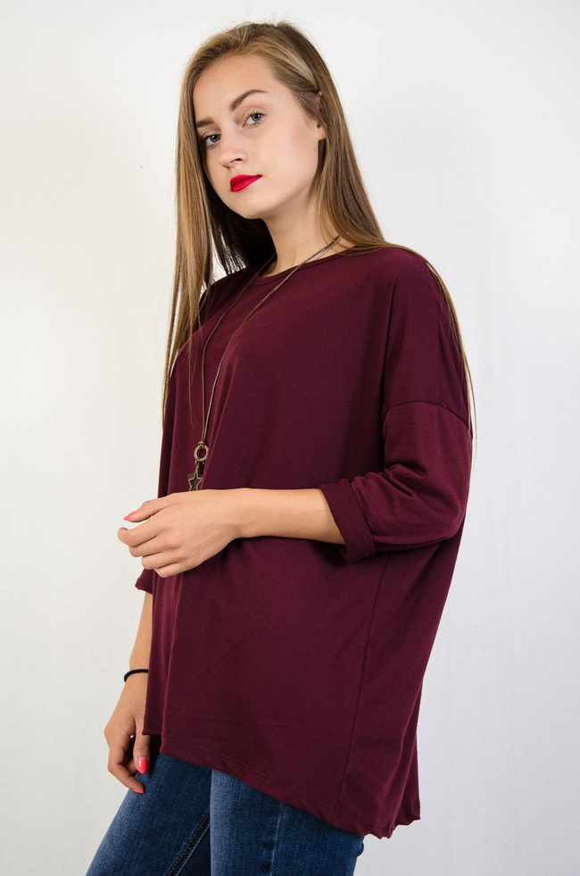 Bordowa bluzka oversize z naszyjnikiem
