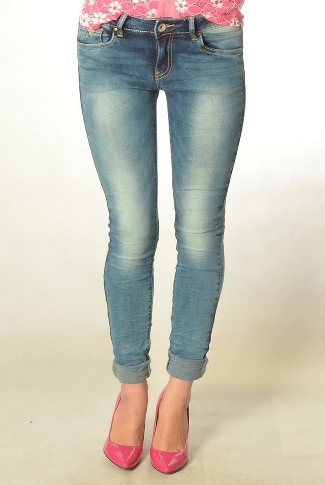 Jeansy z delikatnymi przetarciami