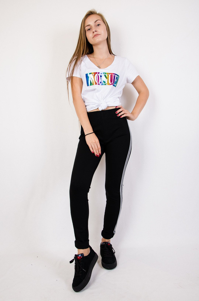 Czarne materiałowe spodnie z białymi paskami po bokach