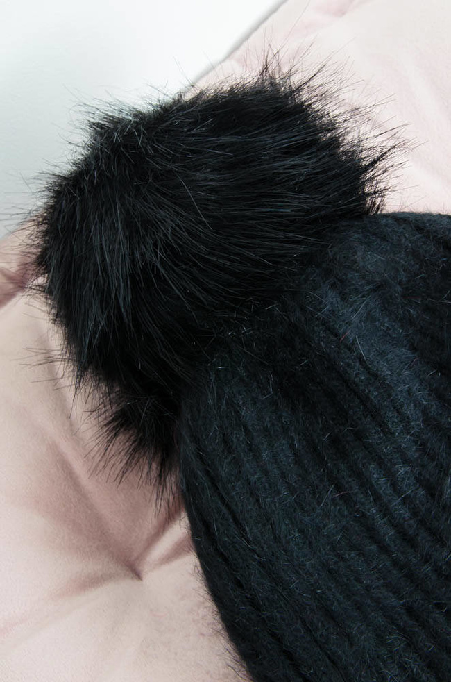 CZARNA OCIEPLANA CZAPKA Z PRZYPINKĄ 