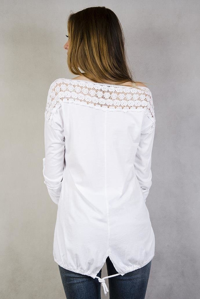 Biała bluzka z ażurowym zdobieniem na dekolcie i ramionach