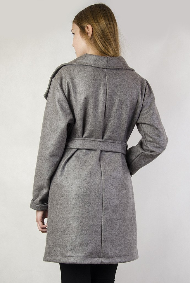 Szary płaszcz wiązany w pasie