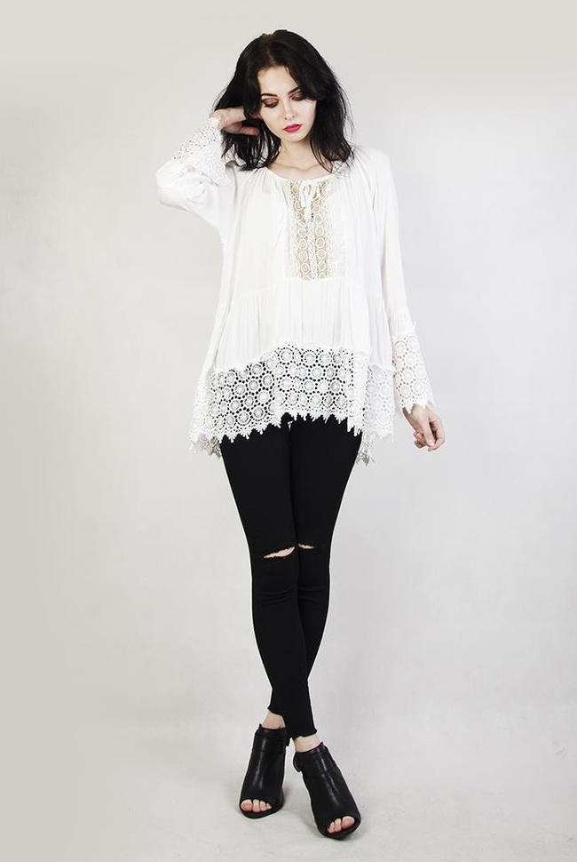 Biała bluzka z ażurowymi wstawkami i rozszerzanym rękawem
