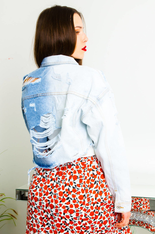 KRÓTKA DWUKOLOROWA KURTKA JEANSOWA Z SZARPANIAMI 