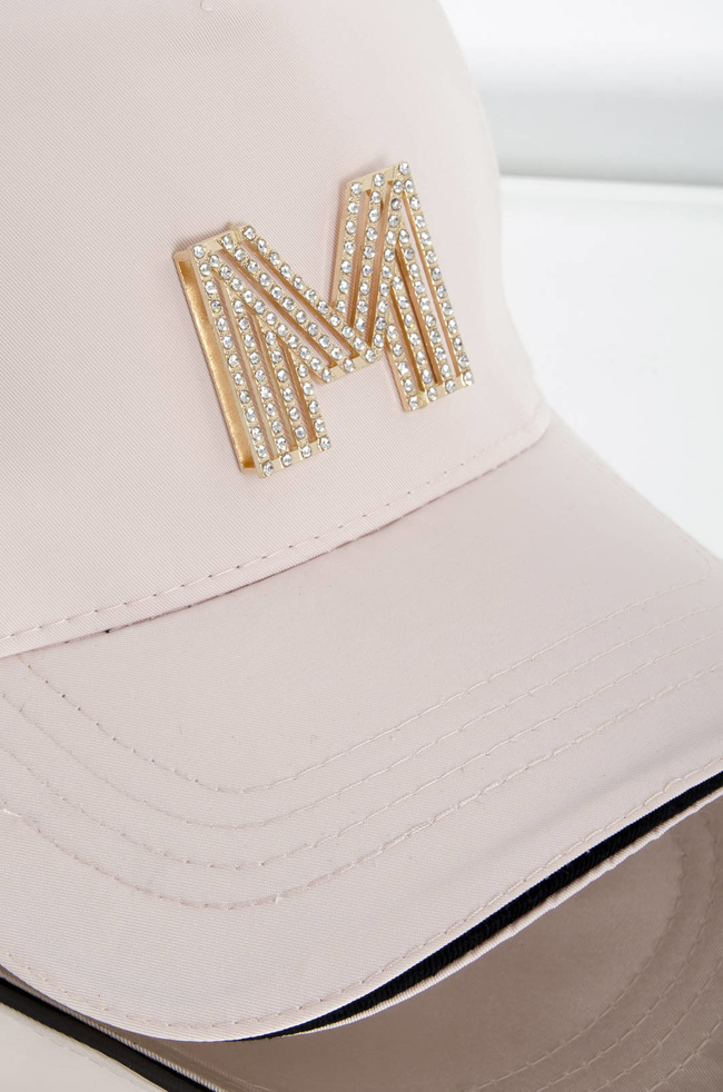 CZAPKA Z DASZKIEM Z OZDOBNYM ZNACZKIEM - RÓŻOWA