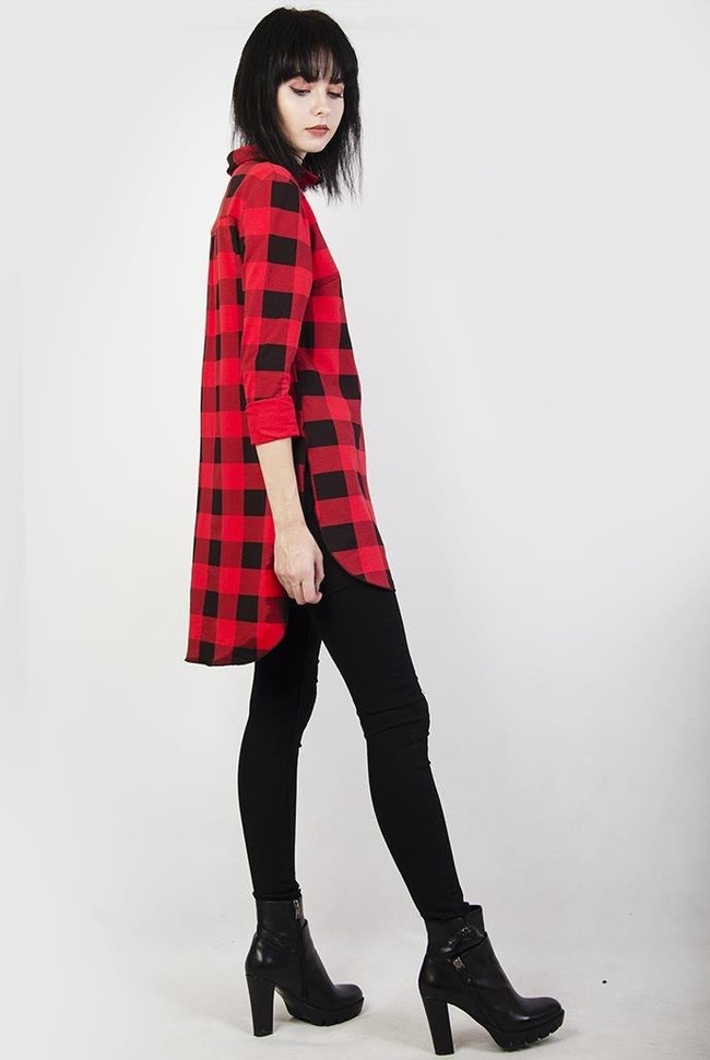 Asymetryczna czerwona koszula w kratę z srebrną cekinową kieszonką