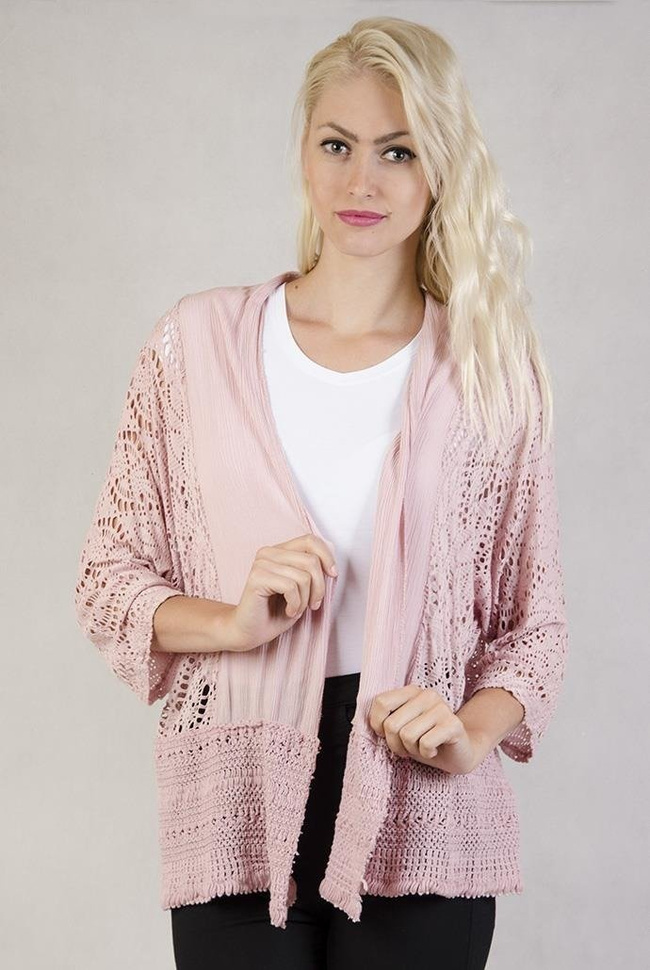 Koronkowa narzutka z szerokim plecionym pasem na dole różowa