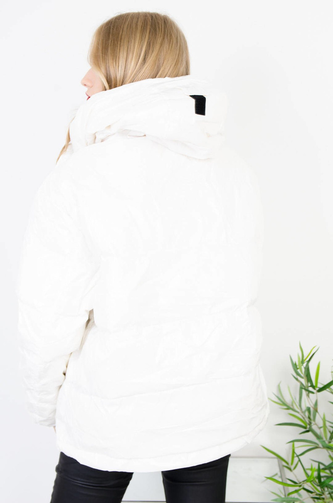BIAŁA WINYLOWA KURTKA Z KAPTUREM OVERSIZE 