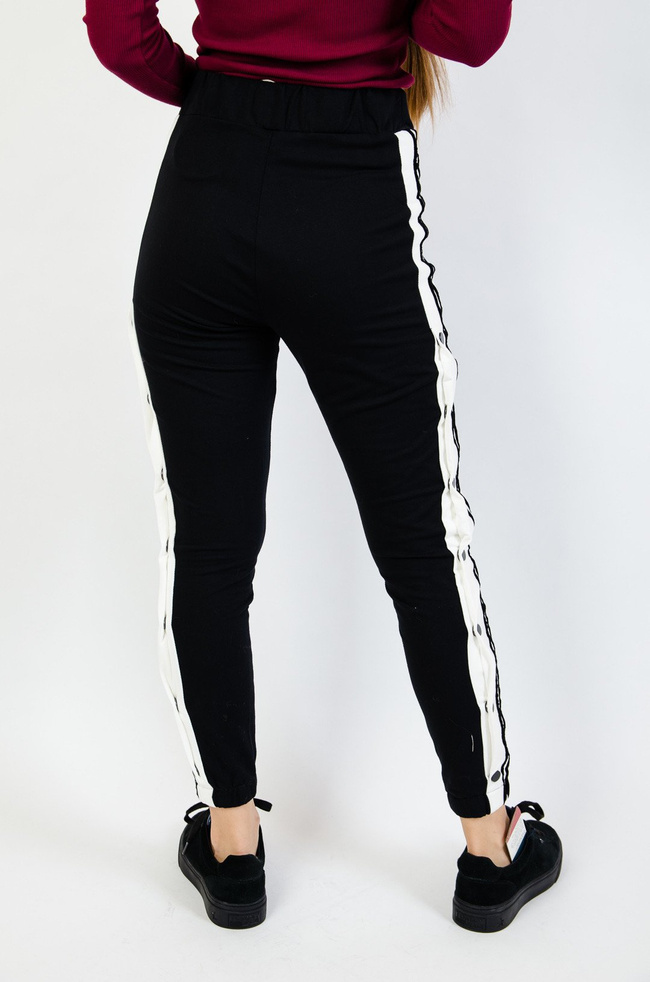 Czarne dresowe spodnie z białymi paskami 