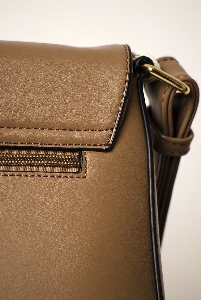 Beżowa torebka na ramię z regulowanym paskiem