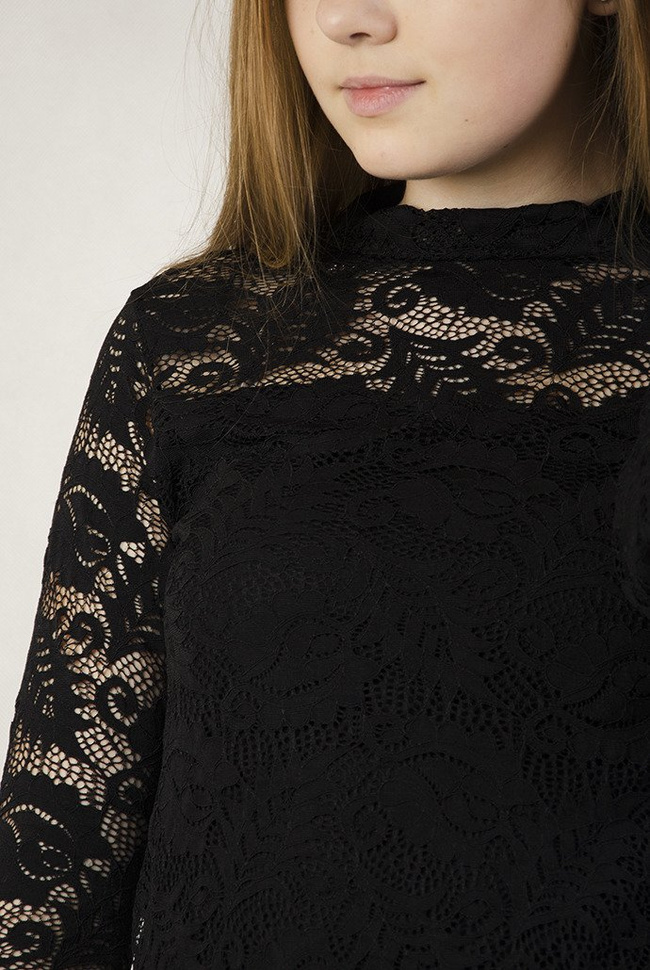 Czarna koronkowa bluzka z rozszerzanymi rękawami