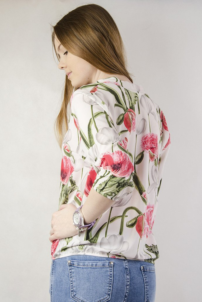 Biała bluzka z w czerwone kwiaty