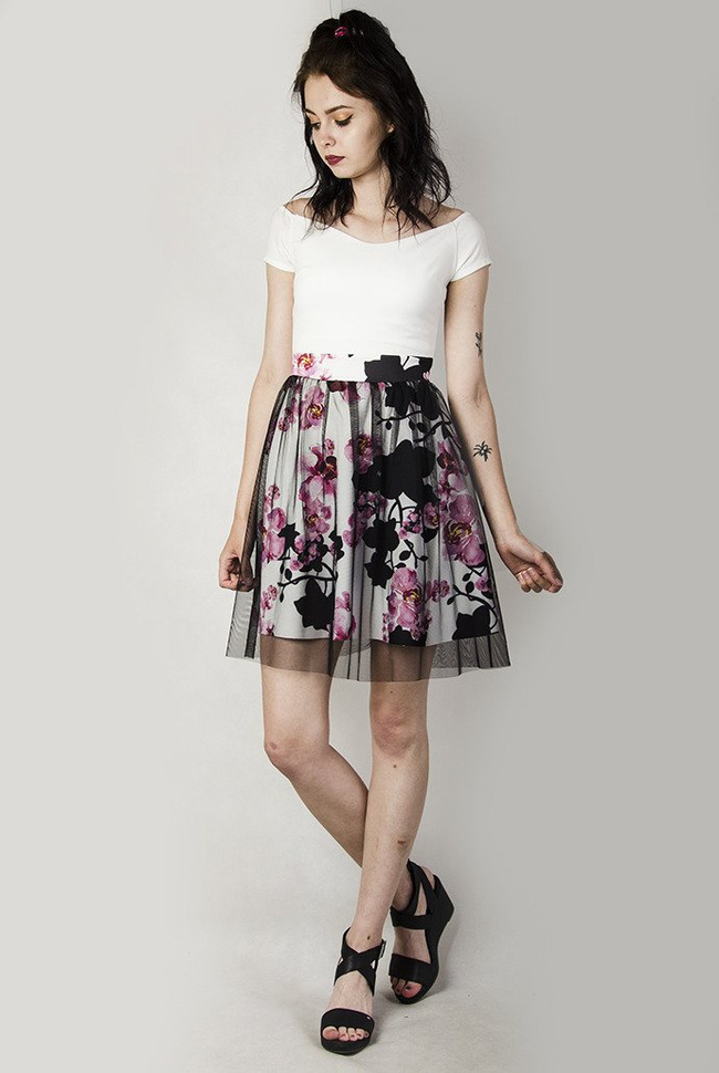 Biała sukienka z dołem w kwiaty, z siateczkowym obszyciem