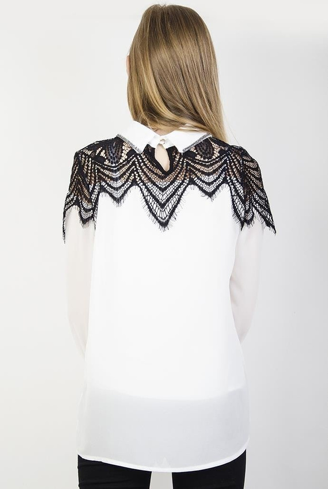 Biała koszula z czarnym, ażurowym zdobieniem