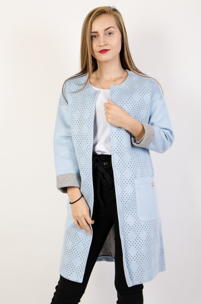 Niebieska narzutka zamszowa z ażurowym przodem