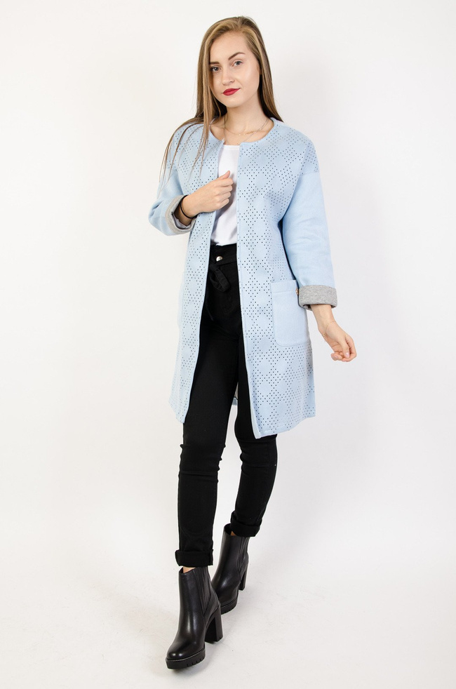 Niebieska narzutka zamszowa z ażurowym przodem