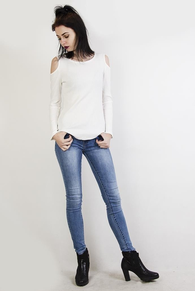 Biała prążkowana bluzka z wycięciami na ramionach