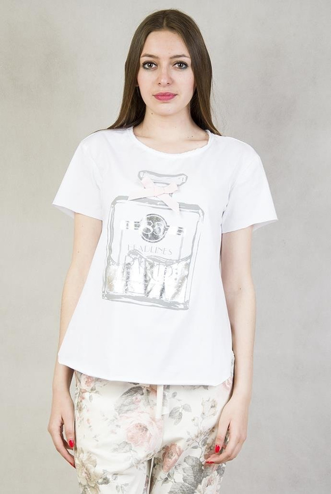 Bluzka biała z nadrukiem z buteleczką perfum z uroczą kokardą