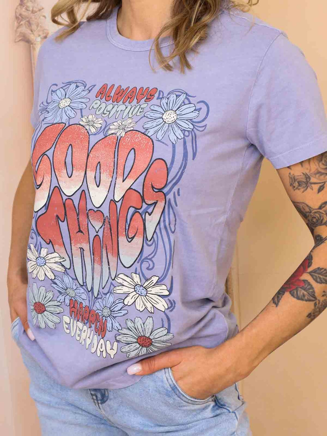 NIEBIESKI DEKATYZOWANY T-SHIRT Z PRINTEM