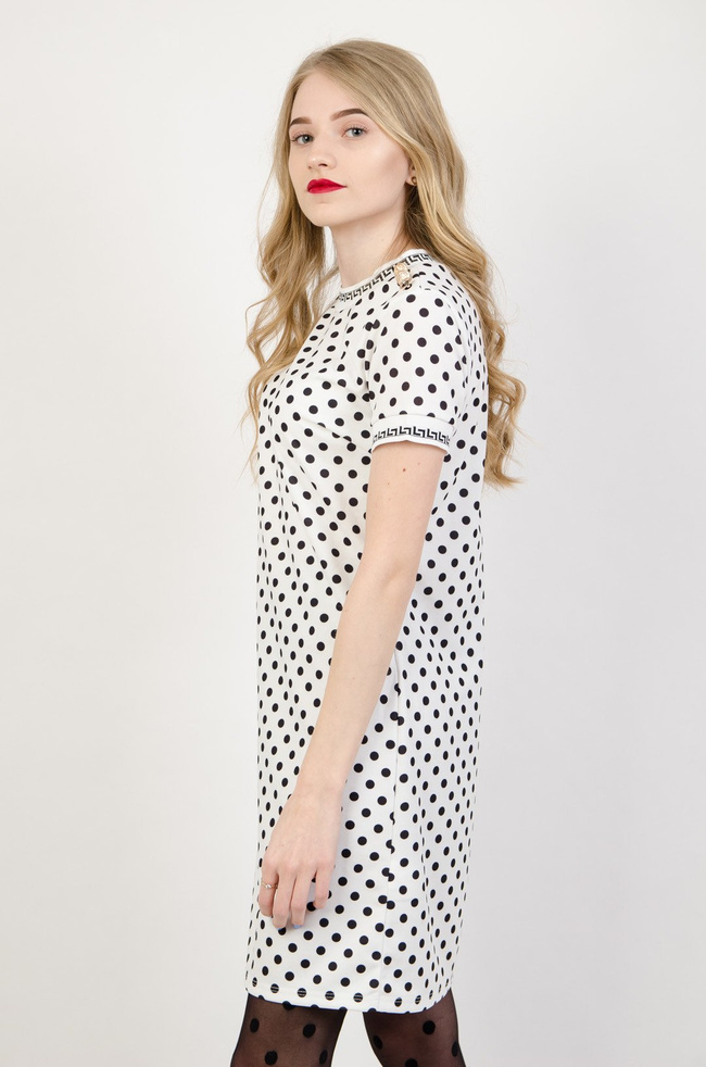Biała sukienka w czarne grochy i złotymi guzikami