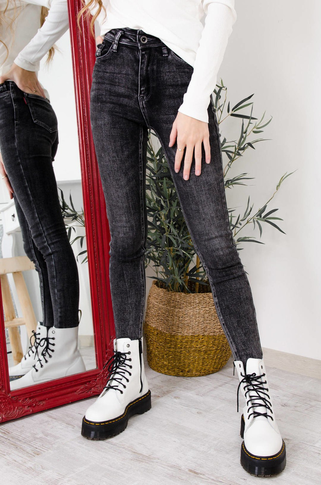 CZARNE JEANSY Z EFEKTEM SPRANIA-WYSOKI STAN