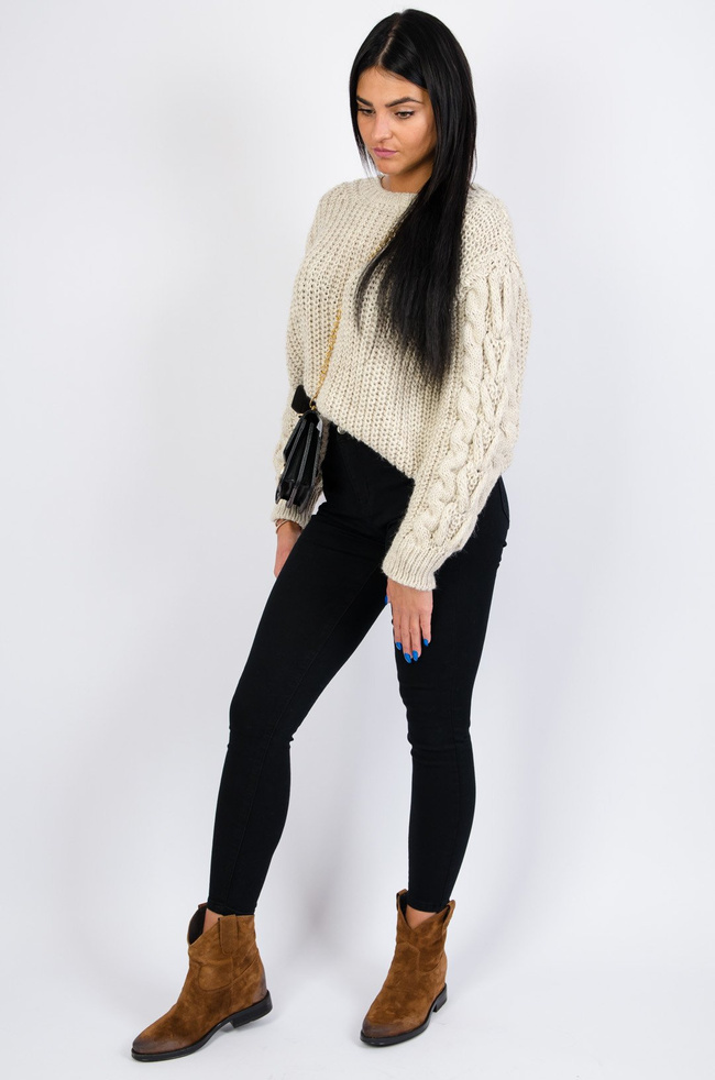 Ciepły beżowy sweter z warkoczem na rękawach