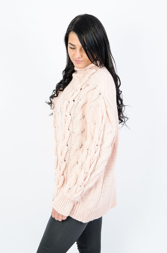 RÓŻOWY SWETER GOLF Z WARKOCZOWYM SPLOTEM