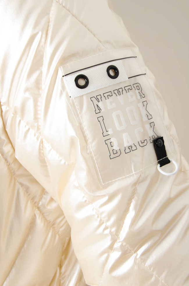 KURTKA PRZEJŚCIOWA PIKOWANA Z KAPTUREM - EKRI