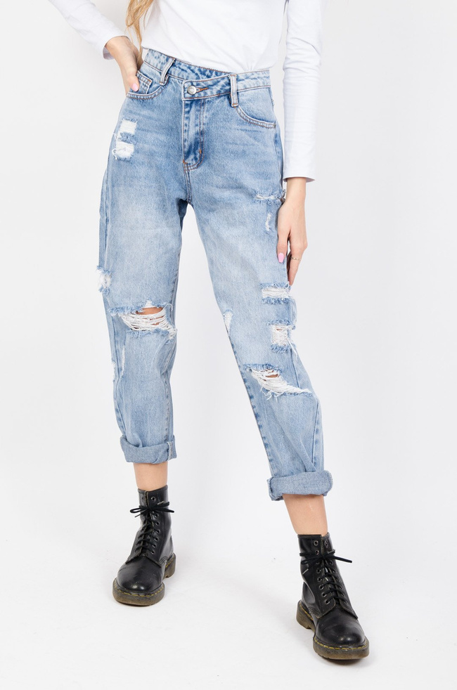 Jeansowe mom fit z dziurami oraz ukośnym zapięciem