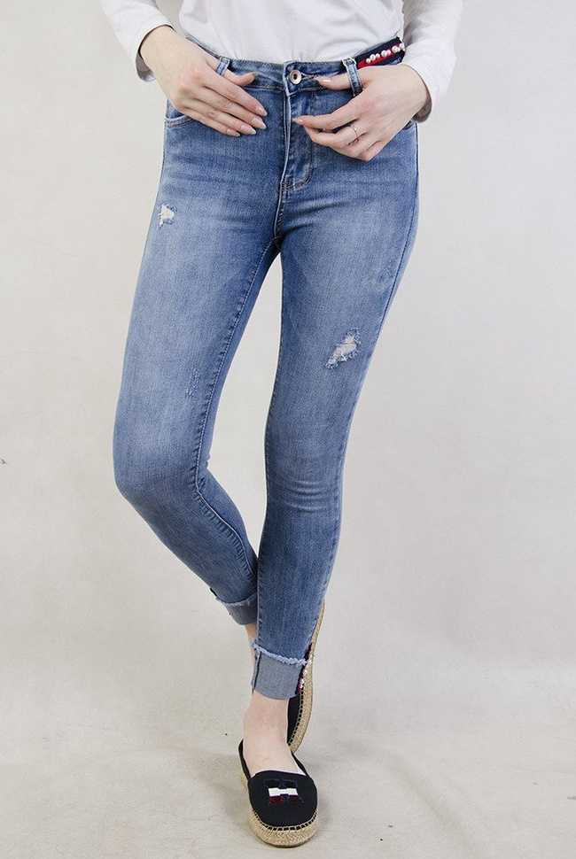 Spodnie jeansowe z ozdobami oraz wywinięta nogawką