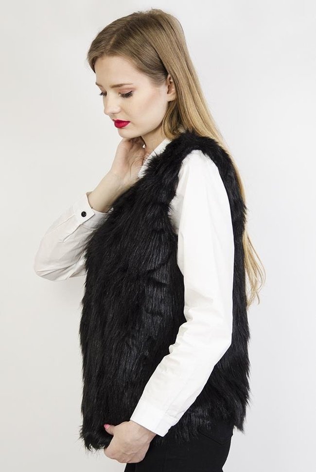 Czarna, włochata kamizelka
