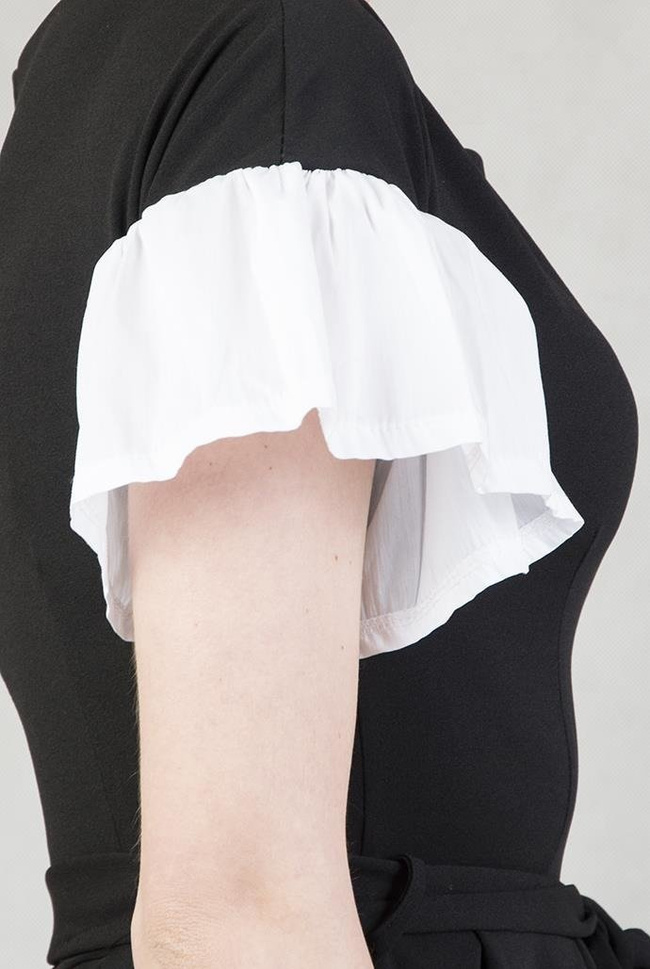 Czarna sukienka z białymi rękawami