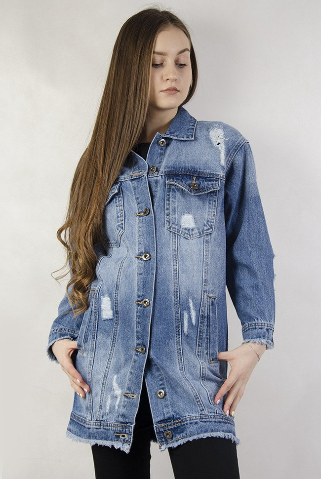 Ciemna kurtka jeansowa przedłużana z szarpaniem na dole