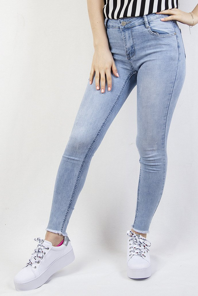 Jasne spodnie z białą gumą przy pasie