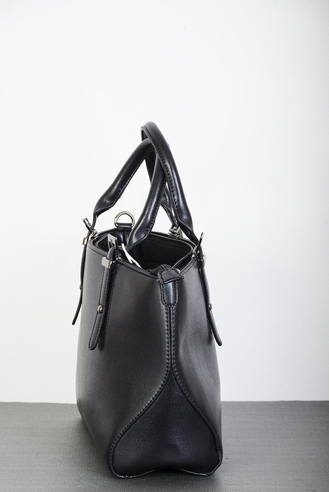 Czarna torebka średniej wielkości "shopper"