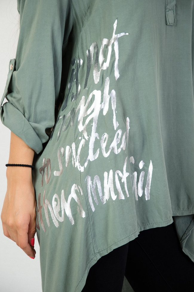 Zielona przedłużana bluzka z napisem