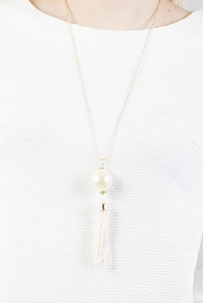 Biała bluzka z koronką i wisiorkiem