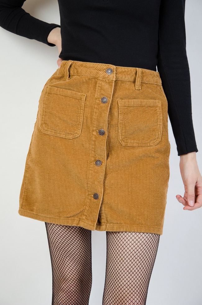 Sztruksowa spódnica z guzikami