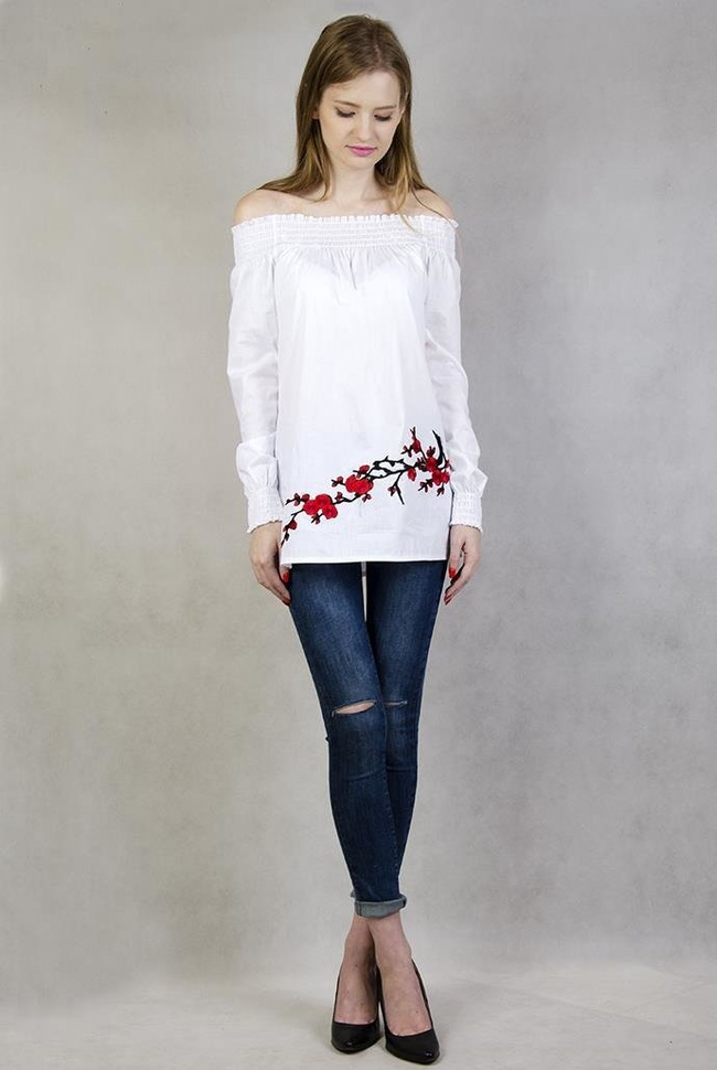 Biała koszula z hiszpańskim dekoltem i czerwonymi kwiatami